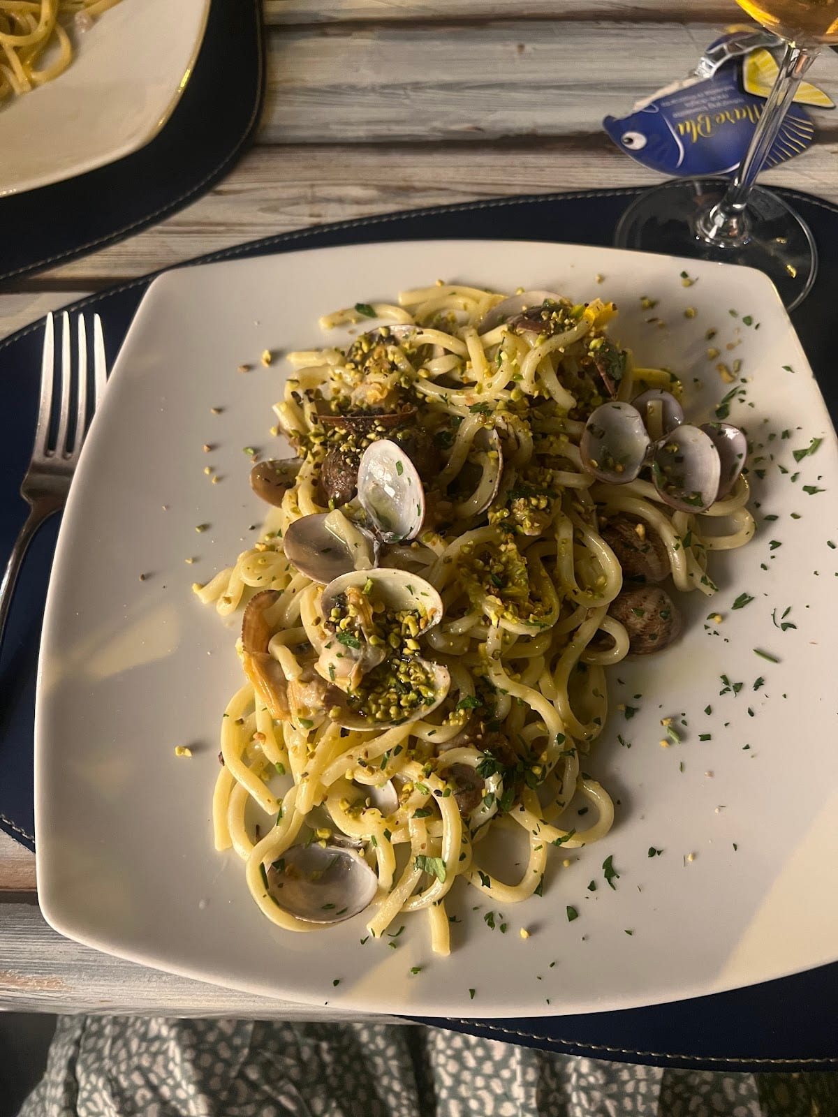 Spaghetti con vongole e granella di pistacchio